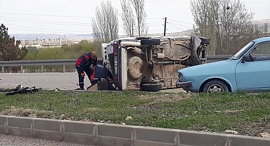 Devrilen otomobildeki 2 kişi yaralandı