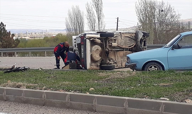 Devrilen otomobildeki 2 kişi yaralandı