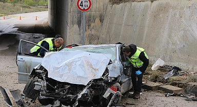 Devrilen otomobildeki 3 kişi öldü, 2 kişi yaralandı