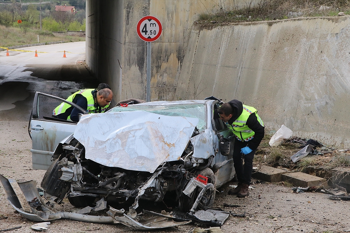 Devrilen otomobildeki 3 kişi öldü, 2 kişi yaralandı