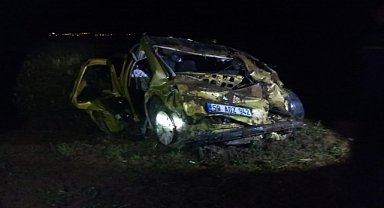 Devrilen otomobildeki 3 kişi yaralandı