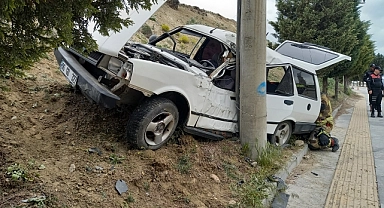 Elektrik direğine çarpan otomobildeki baba oğul yaralandı