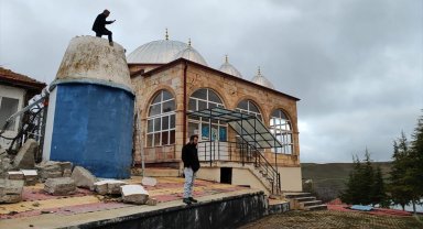 Fırtınada cami minaresinin yıkılması sonucu imam yaralandı