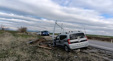 Hafif ticari aracın tabelaya çarpması sonucu sürücü yaralandı