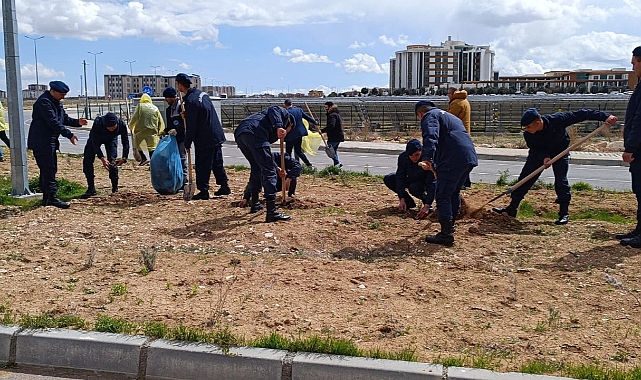 Jandarma depremde ölen öğrenciler anısına fidan dikti