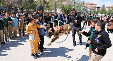 Karaman'da jandarma ekipleri öğrencileri bilgilendirdi