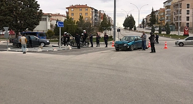 Karaman'da kavşakta iki otomobil çarpıştı