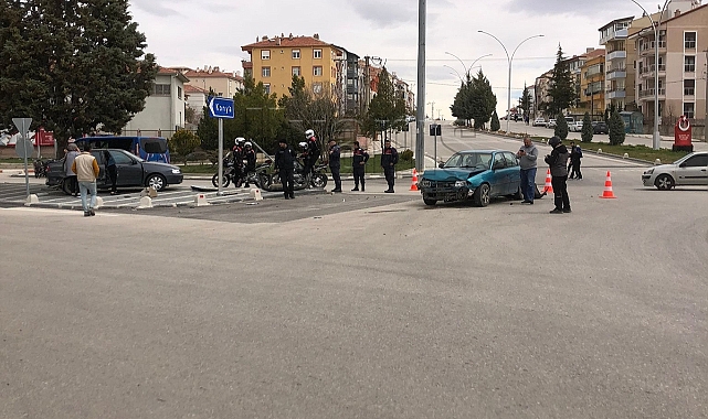 Karaman'da kavşakta iki otomobil çarpıştı