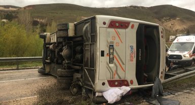 Midibüsün devrilmesi sonucu 10 kişi yaralandı