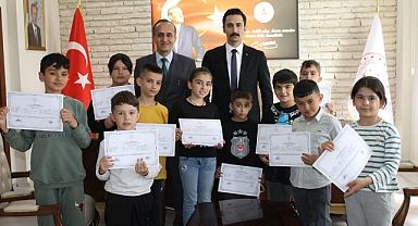 Öğrenciler, Milli Eğitim Müdürünün Verdiği Kursu Tamamladı