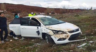 Şarampole devrilen otomobildeki 4 kişi yaralandı