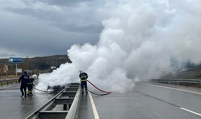 Bariyerlere çarpan otomobil alev aldı, 4 kişi yaralandı