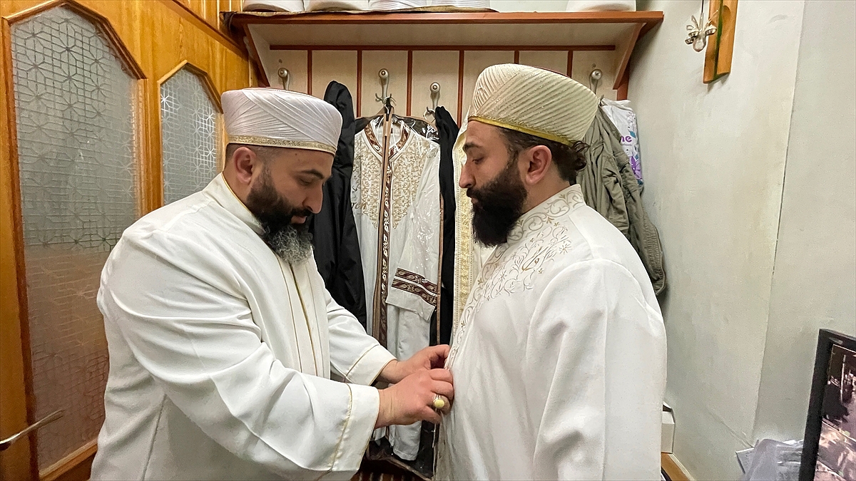 Tarihi camide hatimle teravih geleneğini tek yumurta ikizi imamlar sürdürüyor