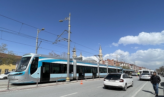 Tramvayın altında kalan anne öldü, çocuğu ağır yaralandı