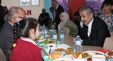 Vali Akkoyun Afetzede Vatandaşlarımızın Sofrasına Misafir Oldu.
