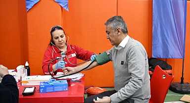 Vali Akkoyun, Kızılay'a Kan Verdi