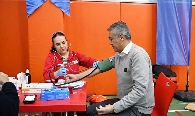 Vali Akkoyun, Kızılay'a Kan Verdi