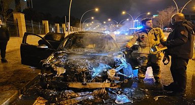 Yanan otomobil kullanılamaz hale geldi