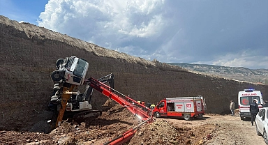 Yol inşaatında çalışan kamyon ile çekicinin çarpıştığı kazada 1 kişi öldü, 1 kişi yaralandı