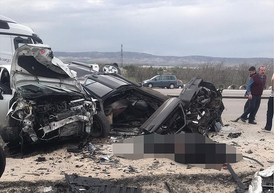 2 otomobilin çarpışması sonucu 1 kişi öldü, 3 kişi yaralandı