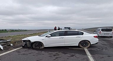 Bariyere çarpan otomobildeki 4 kişi yaralandı