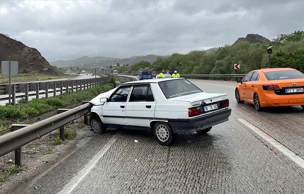 Bariyerlere çarpan otomobildeki 4 kişi yaralandı