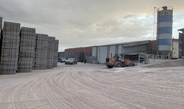 Briket fabrikasında makineye sıkışan kişi öldü