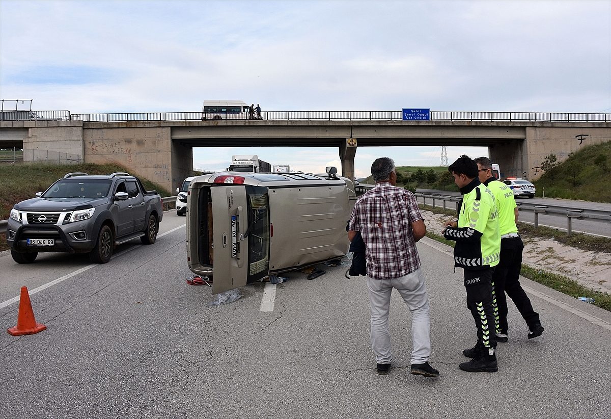 Devrilen hafif ticari araçtaki 2 kişi yaralandı