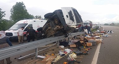 Devrilen hafif ticari araçtaki 2 kişi yaralandı