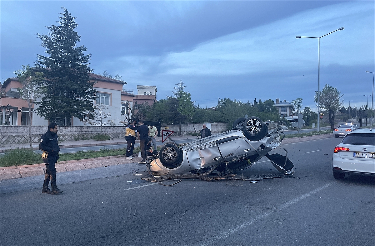 Devrilen otomobildeki 3 kişi kazadan yara almadan kurtuldu