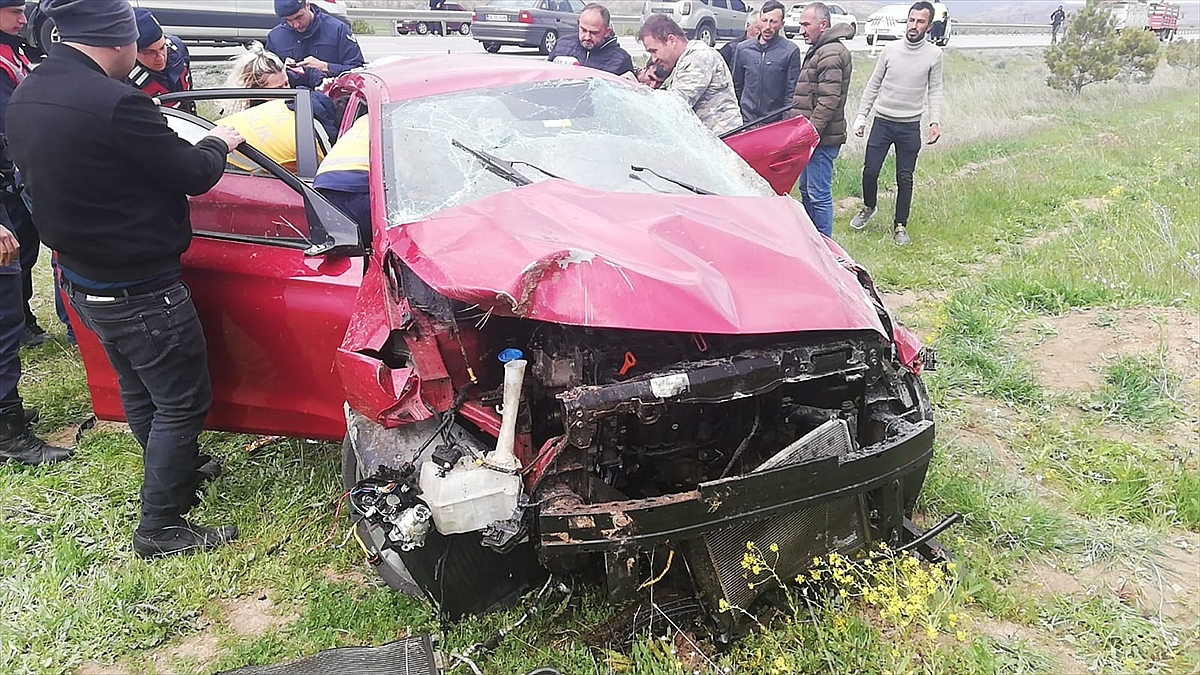 Devrilen otomobildeki 3 kişi yaralandı