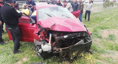 Devrilen otomobildeki 3 kişi yaralandı