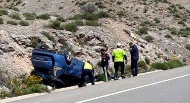 Devrilen otomobildeki 3 kişi yaralandı