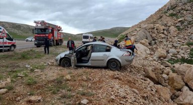 Devrilen otomobildeki 3 kişi yaralandı