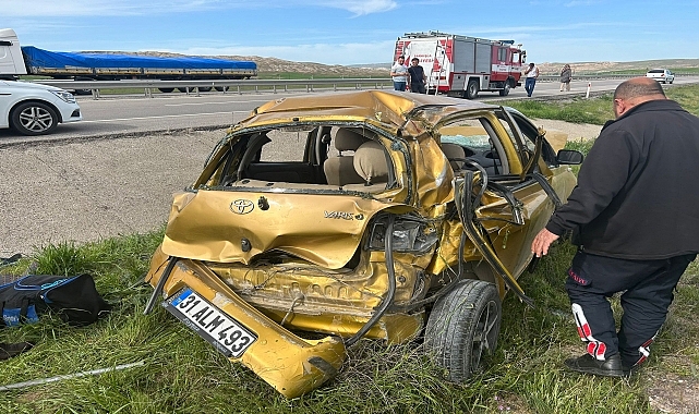 Devrilen otomobildeki 5 kişi yaralandı