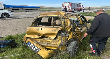 Devrilen otomobildeki 5 kişi yaralandı