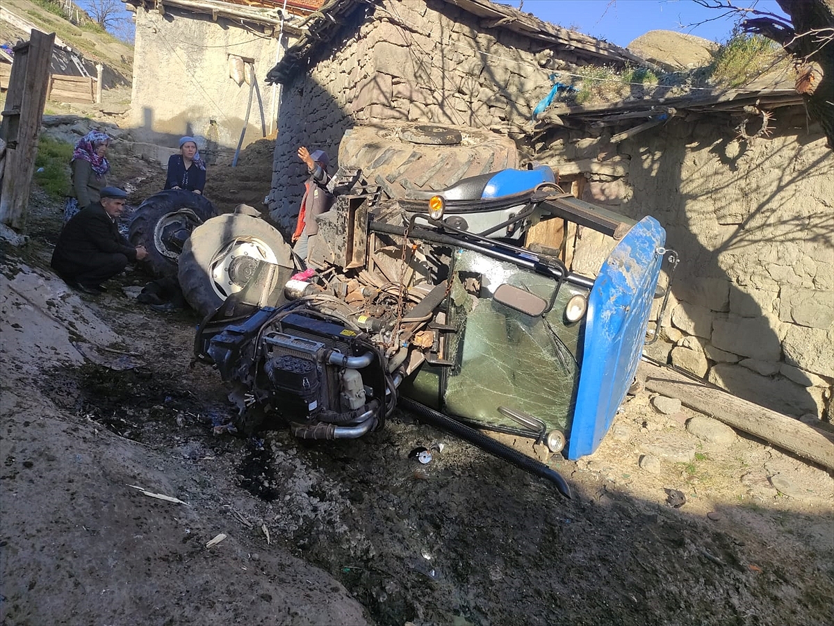 Devrilen traktörün sürücüsü yaralandı