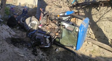 Devrilen traktörün sürücüsü yaralandı