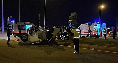 İki otomobil çarpıştı, 5 kişi yaralandı