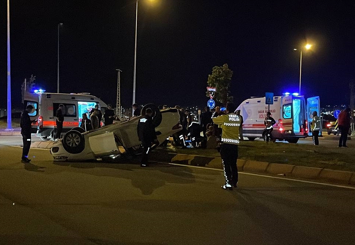 İki otomobil çarpıştı, 5 kişi yaralandı