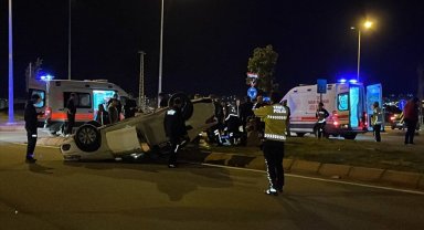 İki otomobil çarpıştı, 5 kişi yaralandı