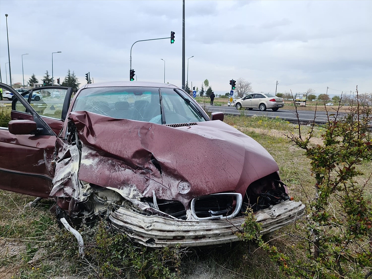 İki otomobilin çarpışması sonucu 3 kişi yaralandı