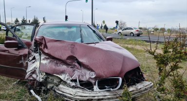 İki otomobilin çarpışması sonucu 3 kişi yaralandı