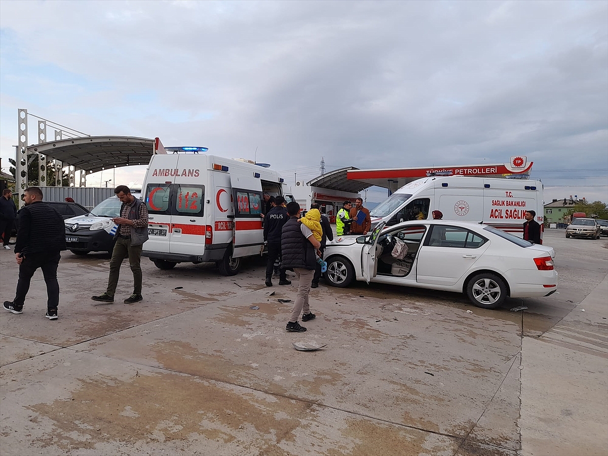 İki otomobilin çarpışması sonucu 5 kişi yaralandı