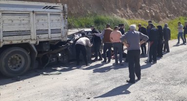 Kamyona çarpan otomobildeki 5 kişi yaralandı