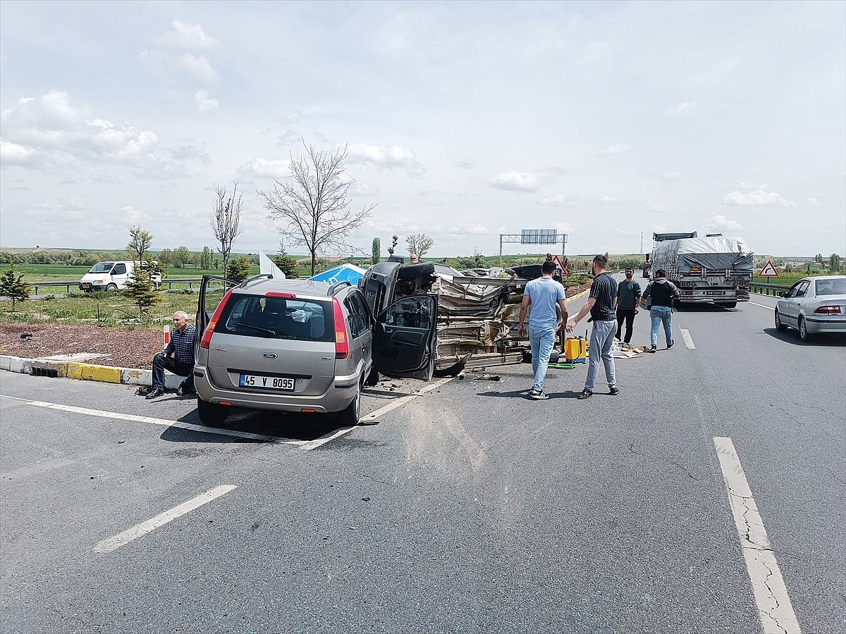 Kamyonet ile otomobilin çarpıştığı kazada 5 kişi yaralandı