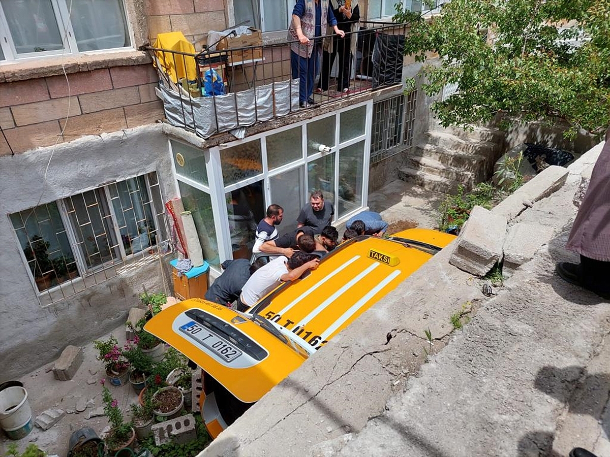 Kamyonetle çarpışan taksi bir evin bahçesine düştü