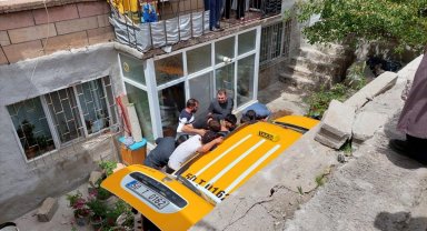 Kamyonetle çarpışan taksi bir evin bahçesine düştü