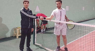 Karaman'da Gençlik Haftası Tenis Müsabakaları Yapıldı