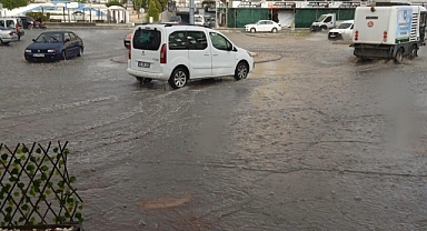 Karamanlılar sağanak yağmura hazırlıksız yakalandı